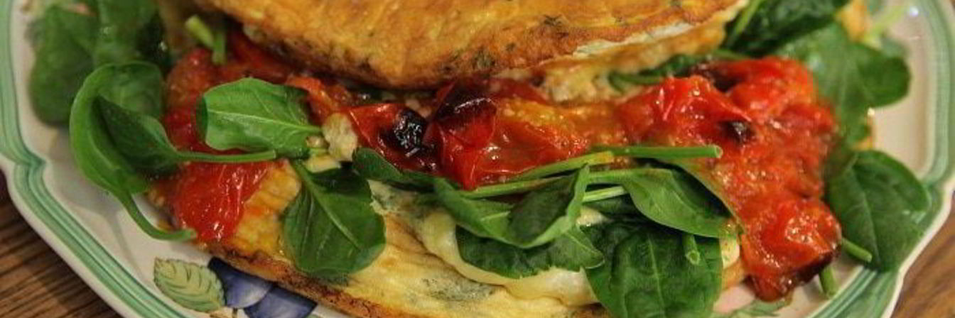 Омлет со шпинатом и помидорами черри