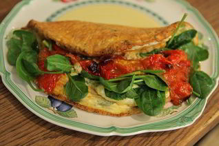 Омлет со шпинатом и помидорами черри