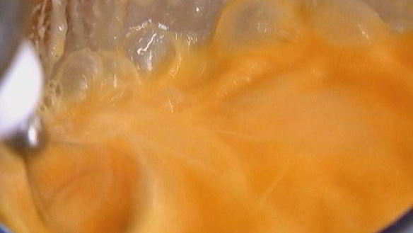 ШАГ 5. омлет со шпинатом и помидорами черри