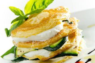 Пирамида из омлета и моцареллы