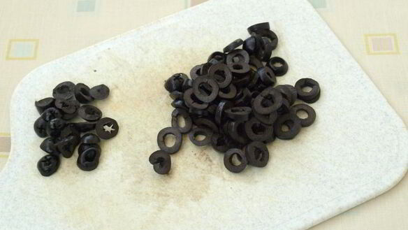 ШАГ 3. рулет-омлет с маслинами в духовке