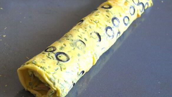 ШАГ 5. рулет-омлет с маслинами в духовке