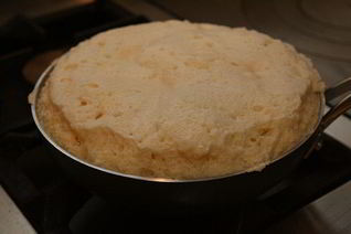 Сладкий омлет со сметаной и яблоками