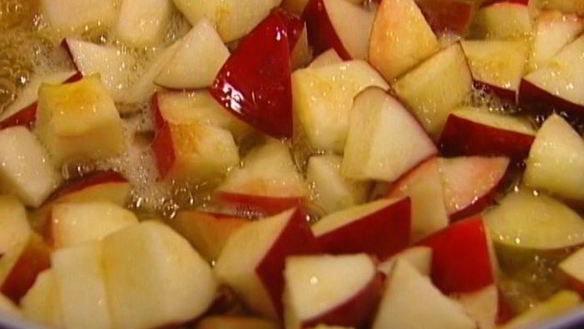 ШАГ 2. сладкий омлет со сметаной и яблоками