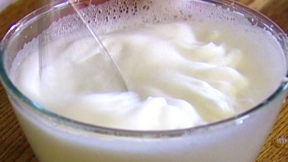 ШАГ 3. сладкий омлет со сметаной и яблоками