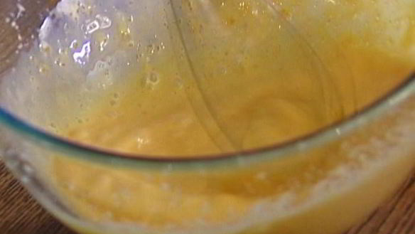 ШАГ 4. сладкий омлет со сметаной и яблоками