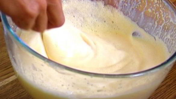 ШАГ 5. сладкий омлет со сметаной и яблоками