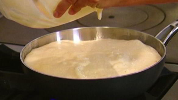 ШАГ 6. сладкий омлет со сметаной и яблоками