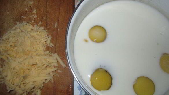 ШАГ 3. сырный омлет