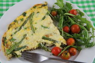Зеленый омлет со стручковой фасолью, руколой и зеленым луком