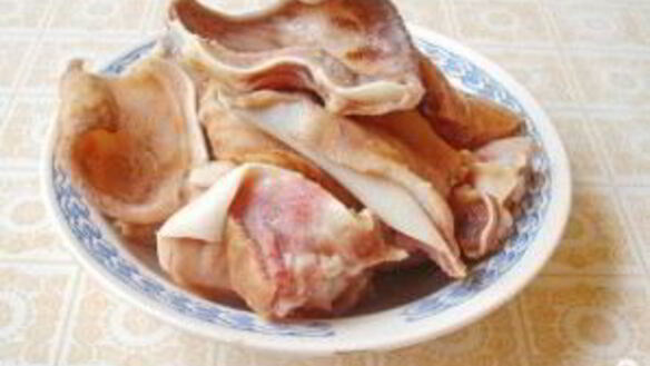 ШАГ 2. острая закуска из свиных ушей