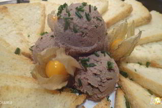 Паштет из куринной печени с треугольниками Мельбы
