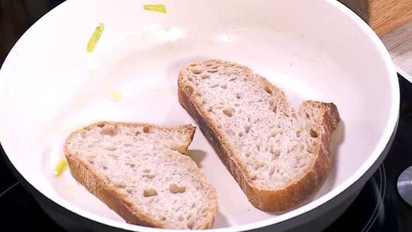 ШАГ 8. паштет из маша на хрустящих гренках