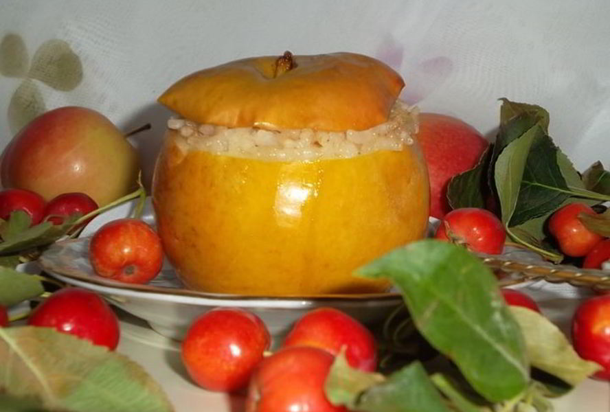 Печеные яблоки, фаршированные рисом