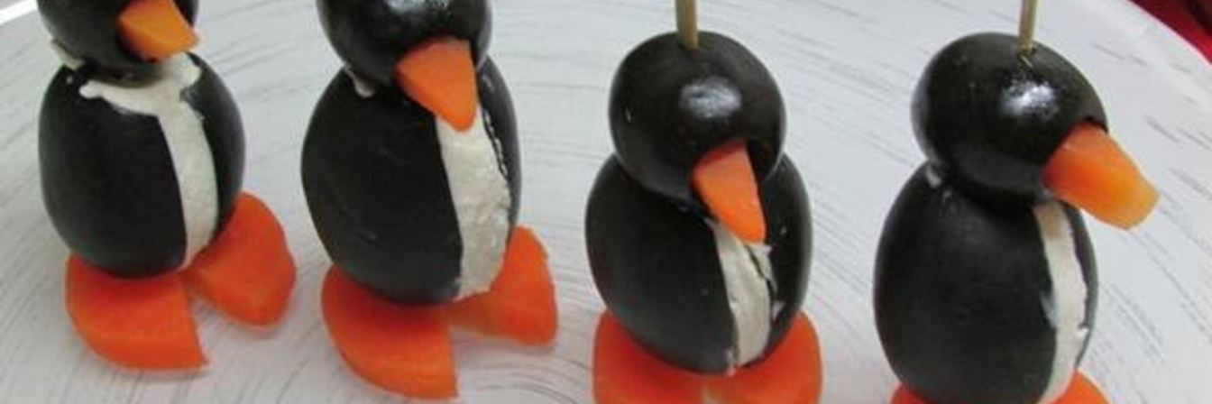 Пингвины из маслин, фаршированные мягким сыром