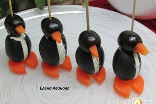 Пингвины из маслин, фаршированные мягким сыром