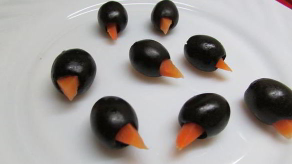 ШАГ 3. пингвины из маслин, фаршированные мягким сыром