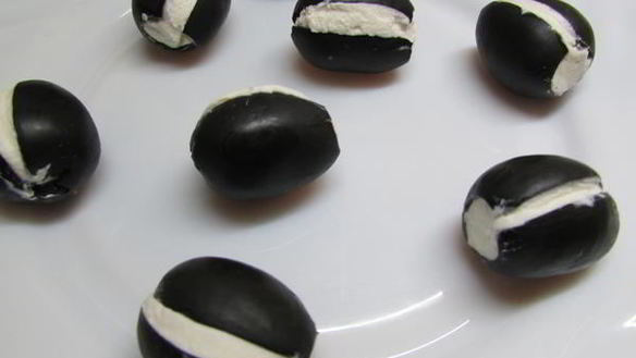 ШАГ 4. пингвины из маслин, фаршированные мягким сыром