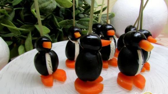 ШАГ 5. пингвины из маслин, фаршированные мягким сыром