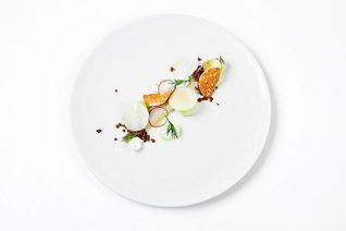 Подмаринованная сельдь с козьим сыром и овощами