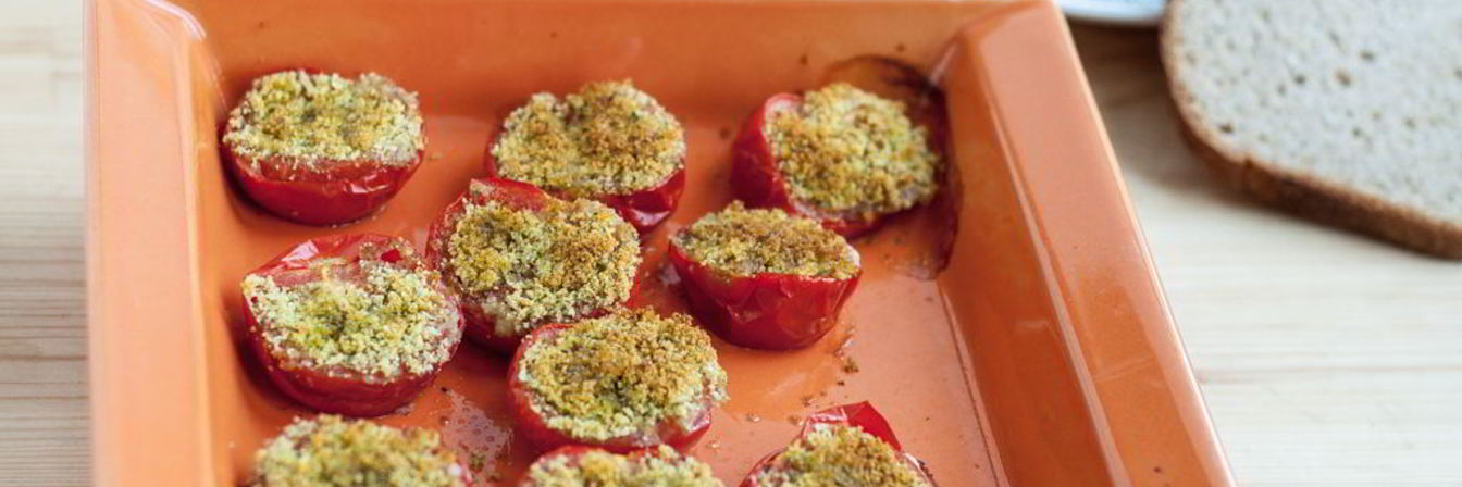 Помидоры, фаршированные хлебными крошками, зеленью и чесноком