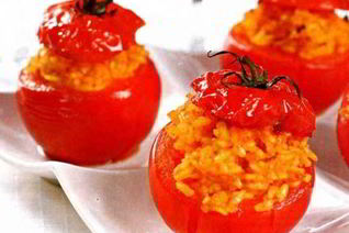 Помидоры, фаршированные пряным рисом
