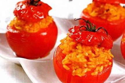 Помидоры, фаршированные пряным рисом