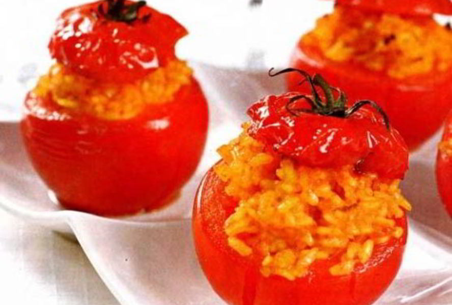 Помидоры, фаршированные пряным рисом