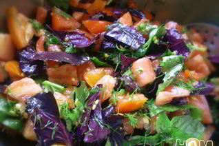 Помидоры с базиликом