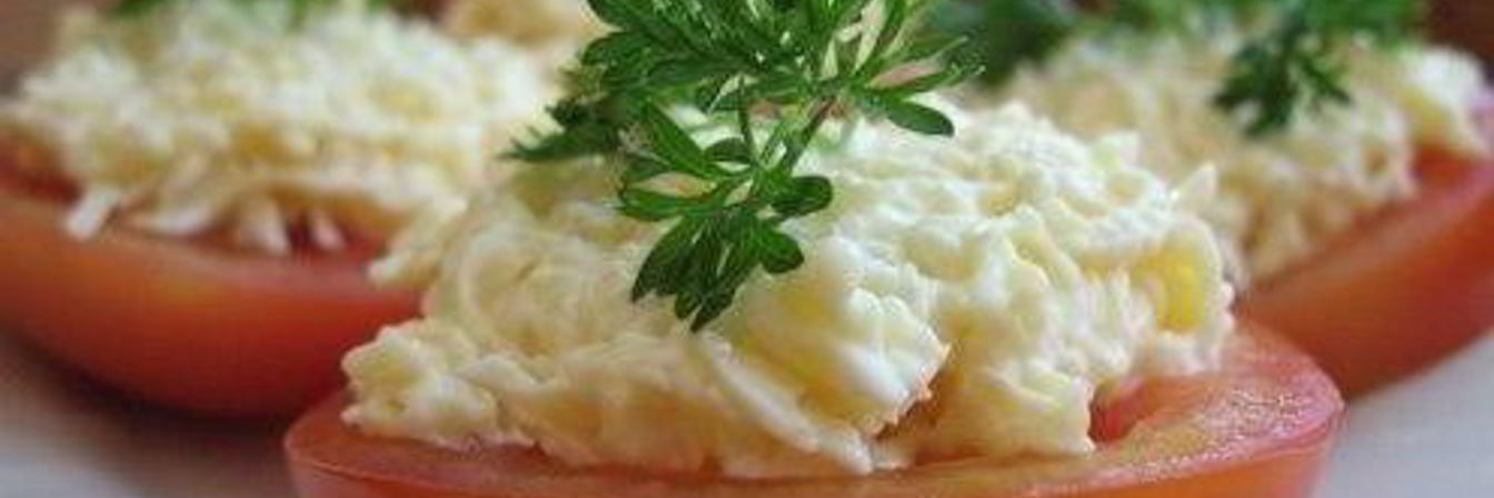 Помидоры с сыром и чесноком