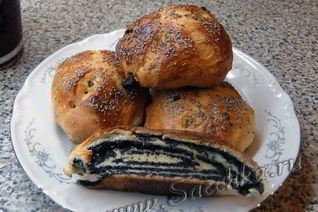 Дрожжевой рулет с маком