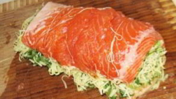 ШАГ 6. фаршированный рулет из семги с рисом и шпинатом