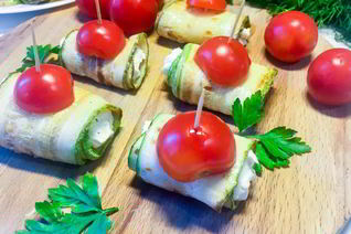 Кабачковые рулетики с творожным сыром