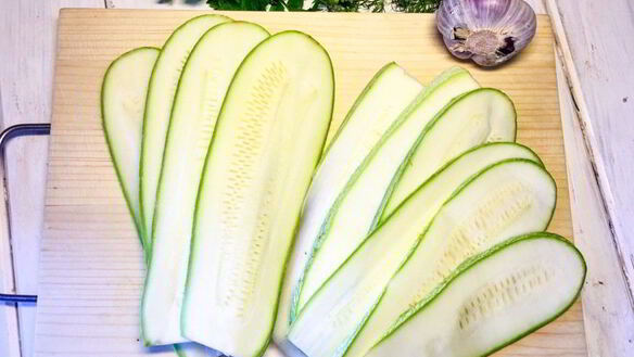 ШАГ 2. кабачковые рулетики с творожным сыром