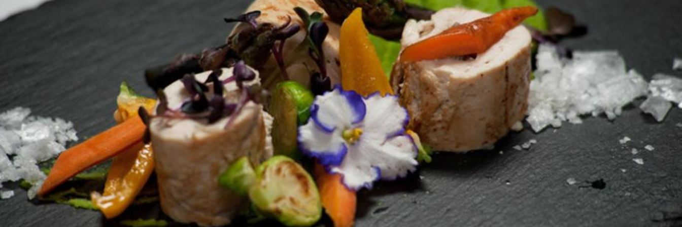 Куриный рулет с грибами на пюре из зеленого горошка