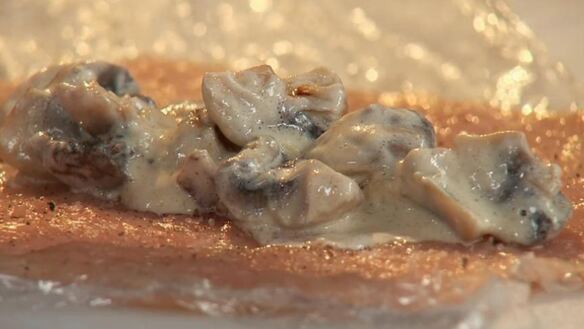 ШАГ 2. куриный рулет с грибами на пюре из зеленого горошка