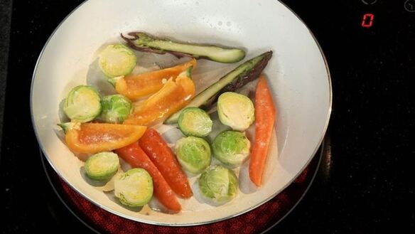 ШАГ 3. куриный рулет с грибами на пюре из зеленого горошка