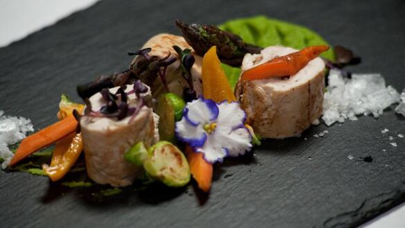 ШАГ 4. куриный рулет с грибами на пюре из зеленого горошка