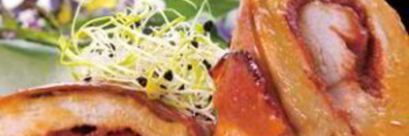 Куриный рулет с ветчиной и соусом песто