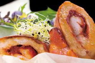 Куриный рулет с ветчиной и соусом песто