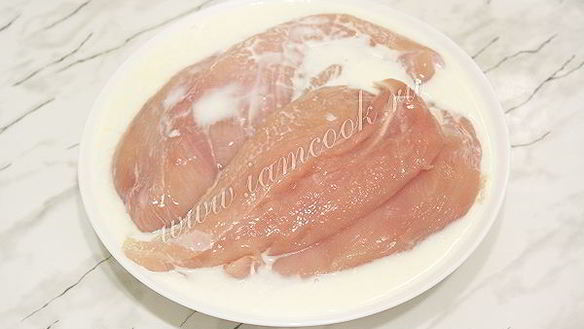 ШАГ 3. куриные рулетики с ананасами и сыром