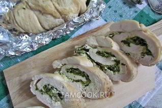 Куриные рулетики с брынзой и шпинатом