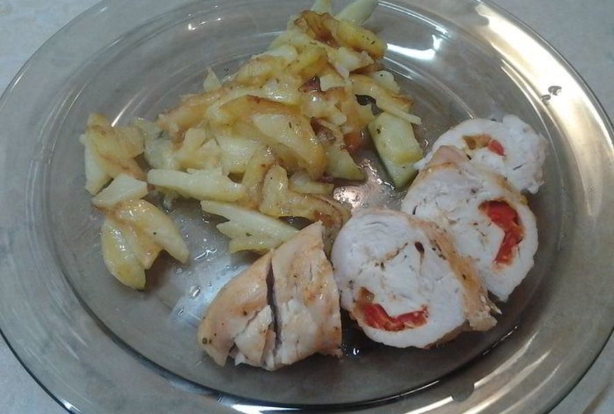 Куриные рулетики с начинкой из перца и сыра