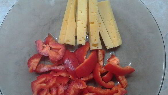 ШАГ 3. куриные рулетики с начинкой из перца и сыра