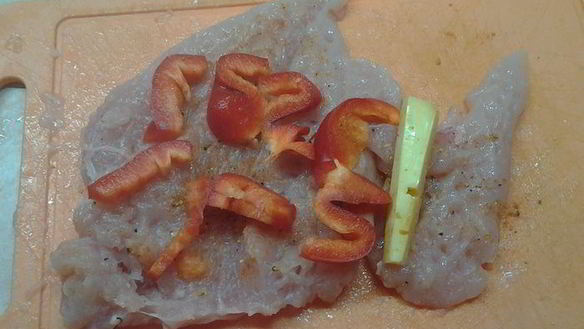 ШАГ 4. куриные рулетики с начинкой из перца и сыра