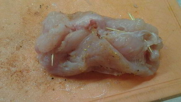 ШАГ 5. куриные рулетики с начинкой из перца и сыра