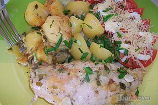 Куриные рулетики с сырной начинкой запеченные с картошкой под сливочным соусом