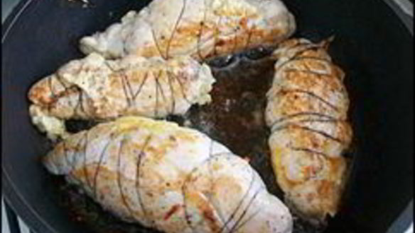 ШАГ 13. куриные рулетики с сырной начинкой запеченные с картошкой под сливочным соусом