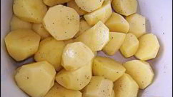 ШАГ 15. куриные рулетики с сырной начинкой запеченные с картошкой под сливочным соусом