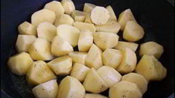 ШАГ 16. куриные рулетики с сырной начинкой запеченные с картошкой под сливочным соусом